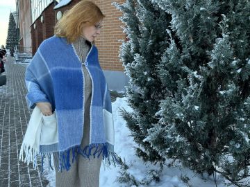 Палантин шерстяной (80%) с карманами "Хилтон Лайт софт" в подарочной коробке